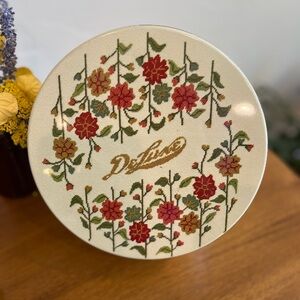 Deluxe Vintage Fruitcake Metal Tin